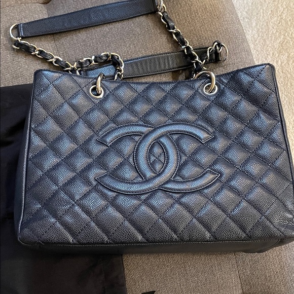 CHANEL Navy Quilted Leather Grand Shopping Tote with Interlocking CC - Picture 3 of 15